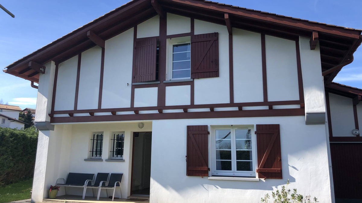 Ahetze House | 5kms from the beaches, between Biarritz, Bidart and Guethary, inflatable spa, plancha