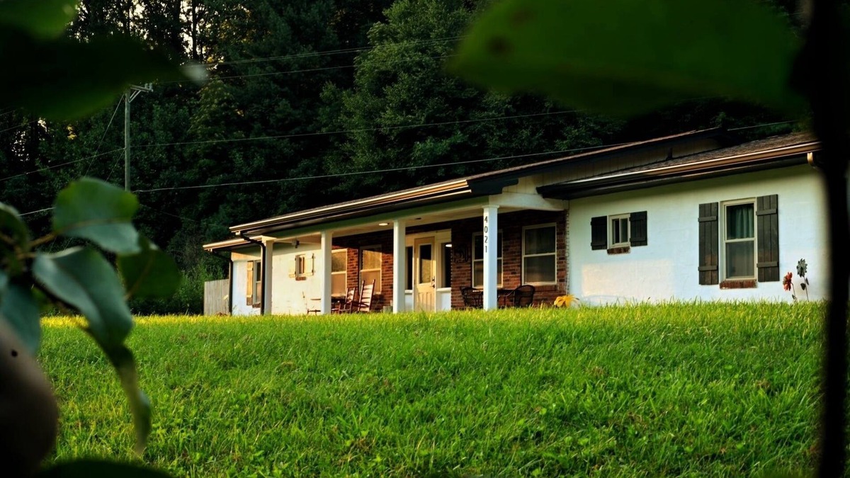 Andrews House | 5min to Breweries and 25min to Tail of the Dragon. Pool table + pet friendly!