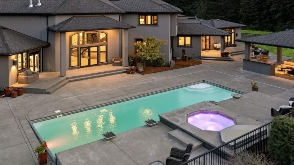 Auburn House | 5th Hole Luxury Gated House on golf course green with Pool and Ping Pong