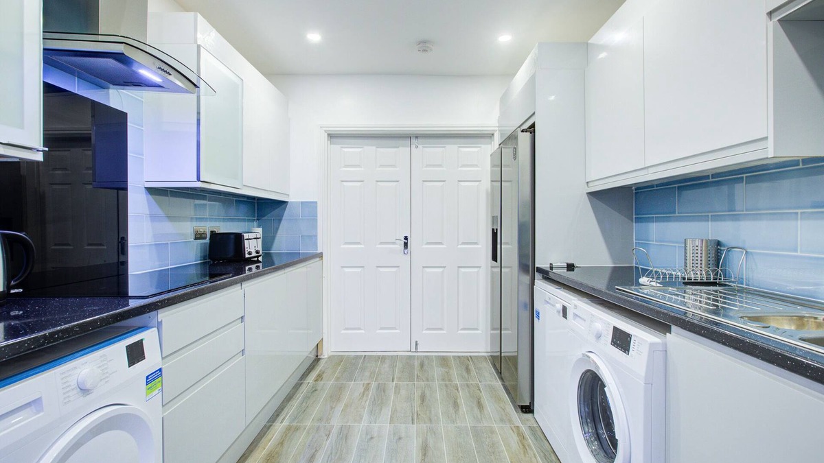 Gooshays House | 6 - 7 Beds-sleeps 12-elizabeth Line-free Parking