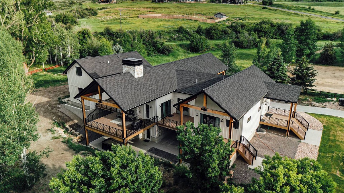 Huntsville House | 6/7 Ski house, IKON, Snowbasin, Powder mtn, Hot Tub, sleeps up to 21