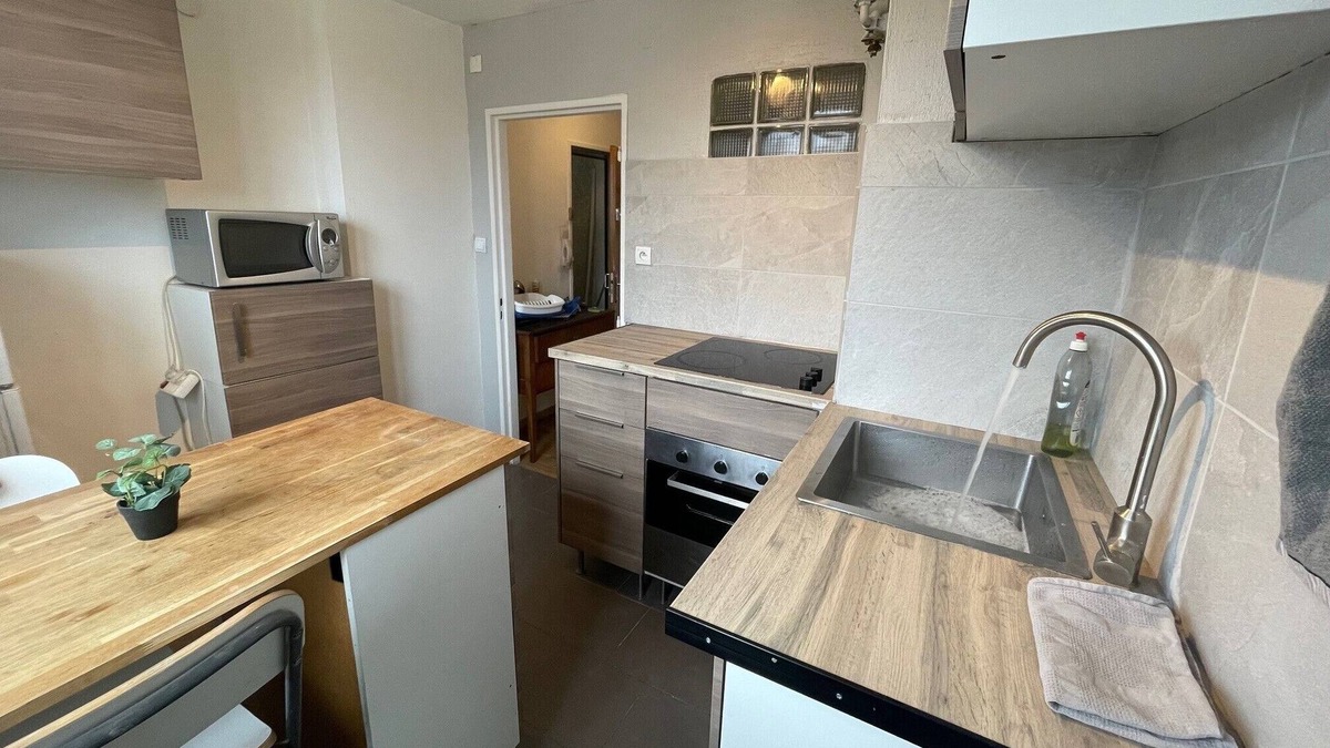 Neudorf Est Apartment | #6 Agréable 2 Pièces au Dernier Étage D'un Immeuble Très Calme du Neudorf