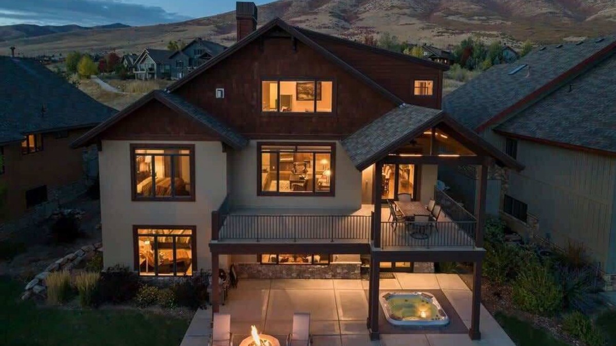Eden House | 6 Bdr! 4 are King, hot tub, fire pit! BEST view!