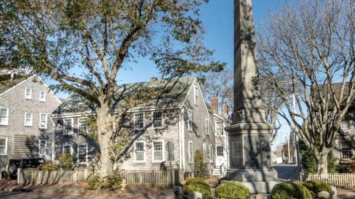 Nantucket Town House | 6 BDR, Pet-friendly, newly remodeled whaling captain’s house downtown Nantucket!