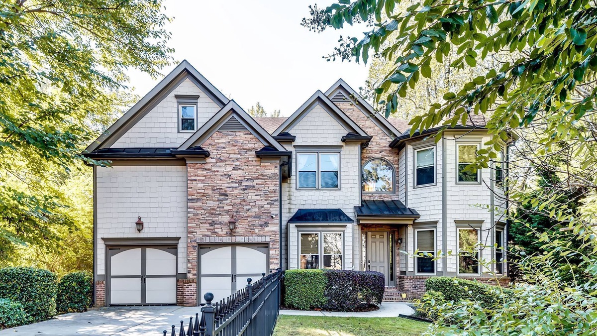 Buford Highway House | 6 BDRM, 5.5Bath Brookhaven home. Sleeps 12 with pool and Family friendly. Fenced