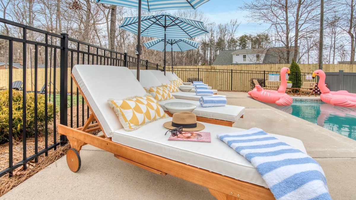 Greensboro House | 6 Bdrm Family Retreat! HotTub, FirePit, Basketball