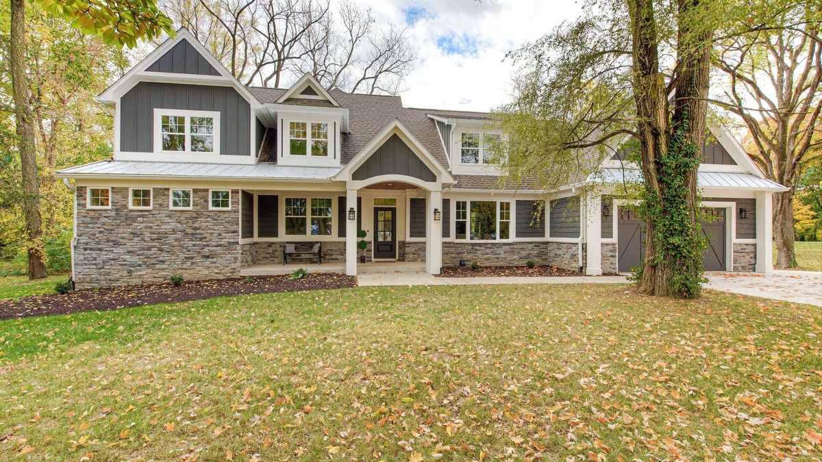 Indianapolis House | 6 BED/4.5 BATH LUX CHIC FARMHOUSE WITH OUTDOOR FIREPIT