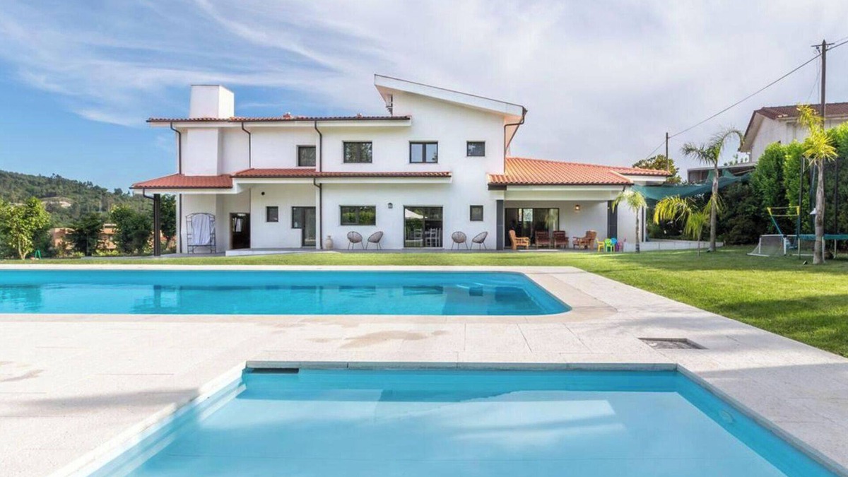 Pevidem House | 6-Bed House - Sleeps 12 - Pool, Bbq, Pool Table