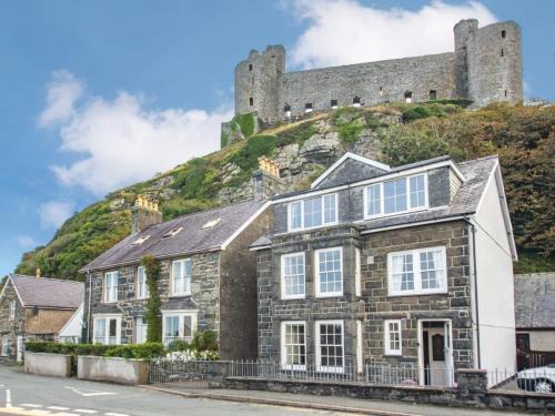 Harlech House | 6 Bed in Harlech 89630