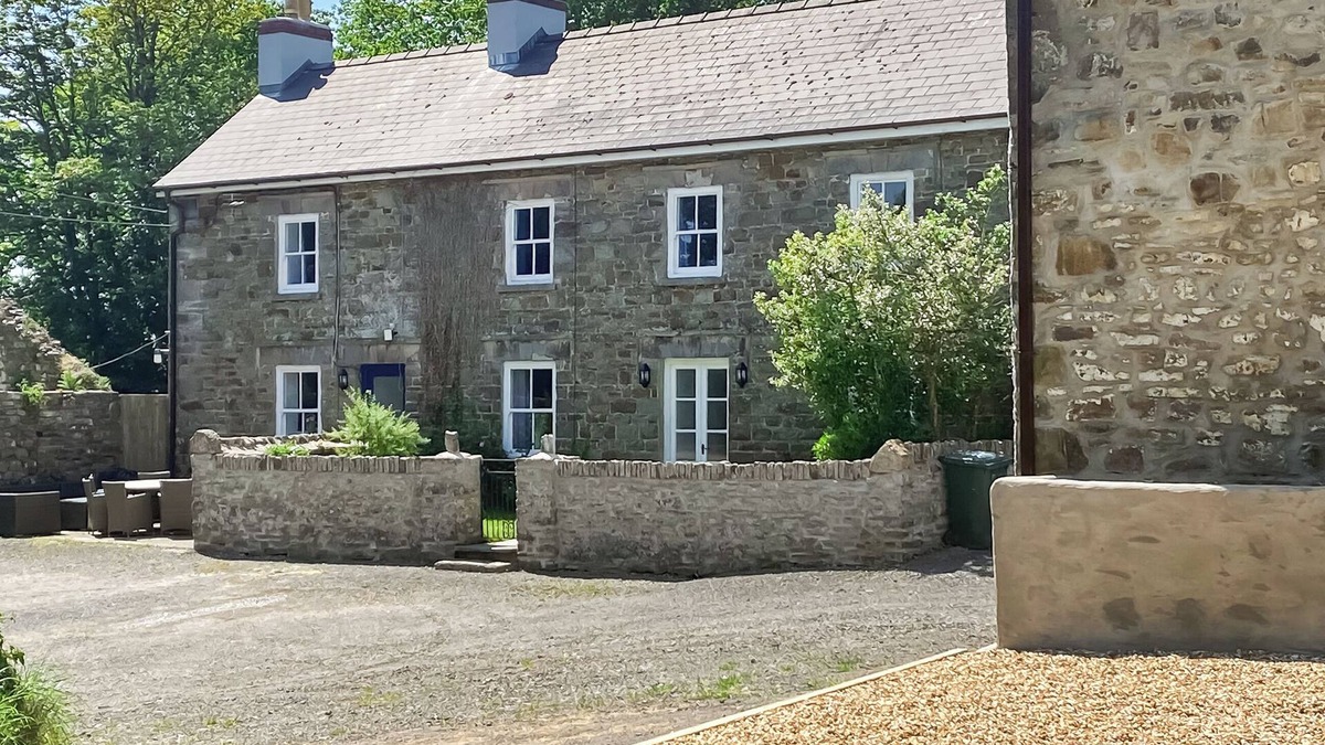 Haverfordwest Cottage | 6 bedroom accommodation in Pelcomb, near Newgale