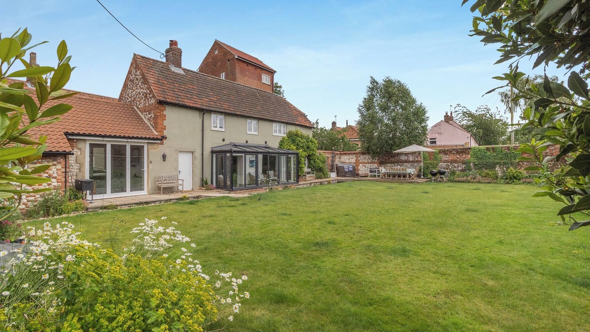 South Creake Cottage | 6 bedroom accommodation in South Creake