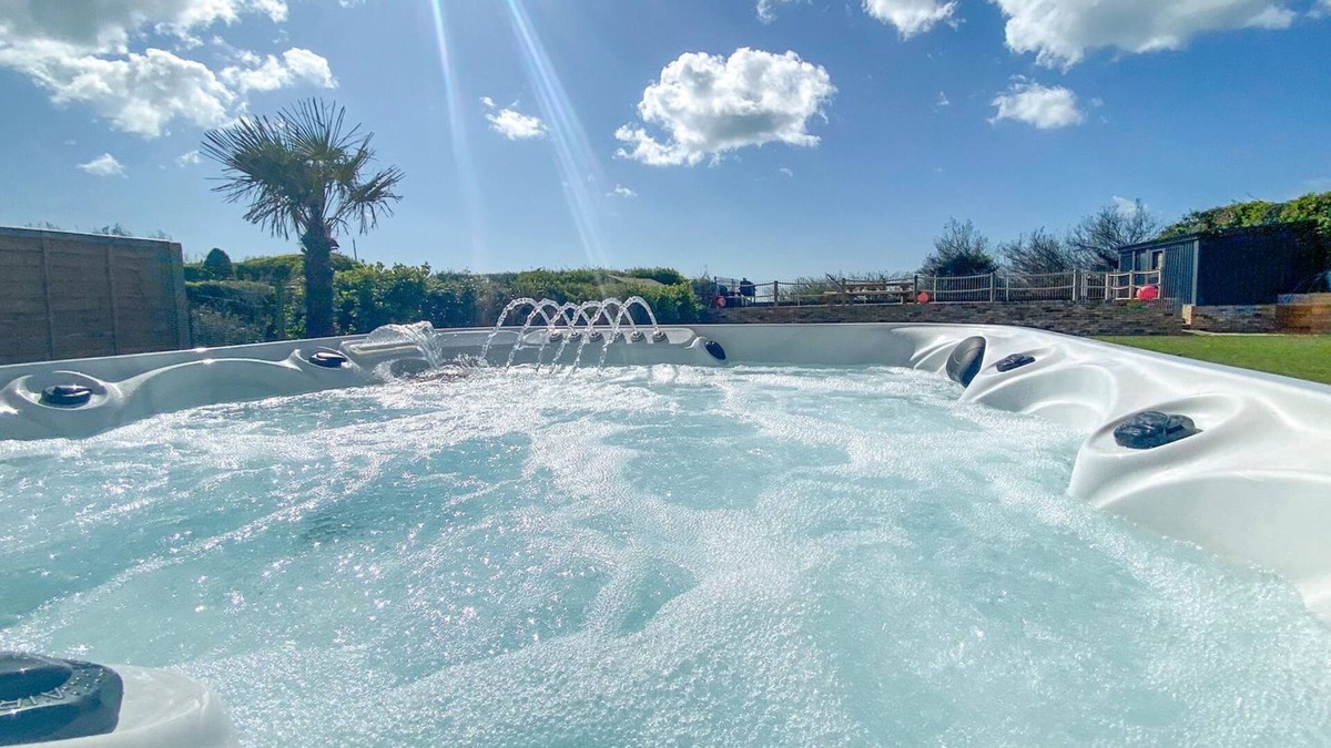 Middleton-on-Sea Cottage | 6 bedroom accommodation in Elmer