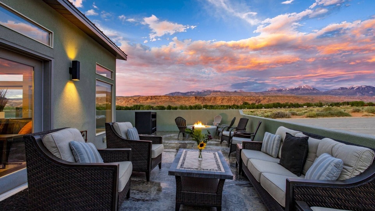 Moab South Valley House | 6 Bedroom all Suites Contemporary Stunner Perfect for Large Groups Sleeps 24