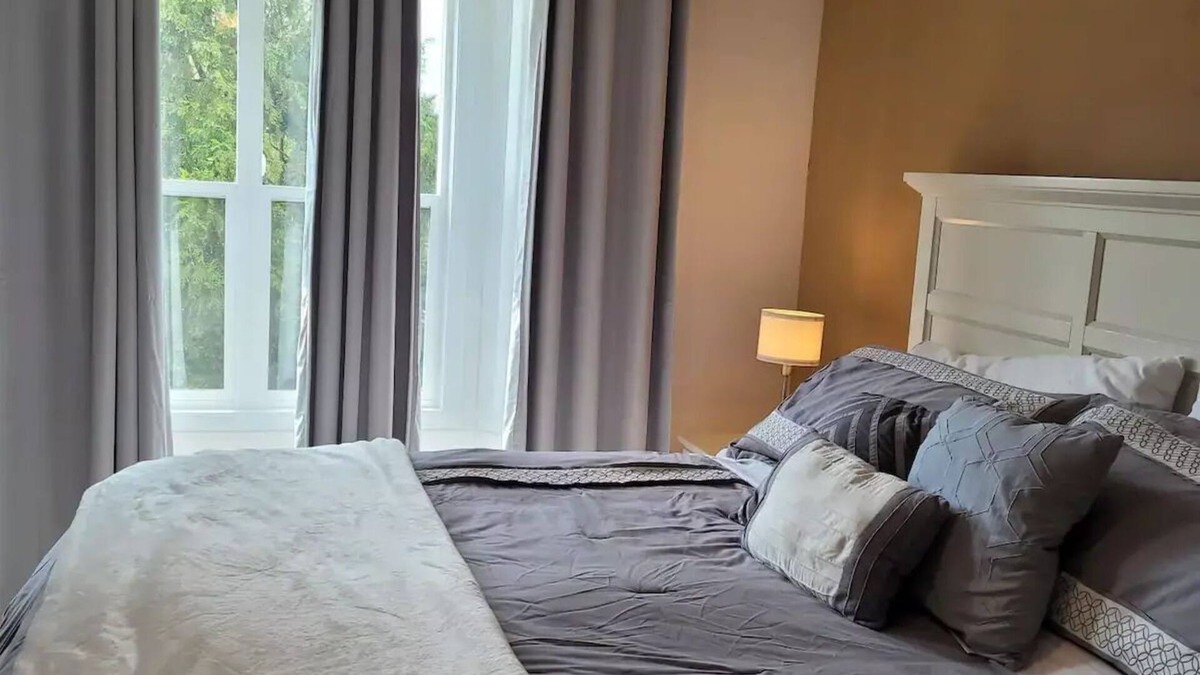 Abbotsford House | 6 Bedroom Historic DowntownOasis