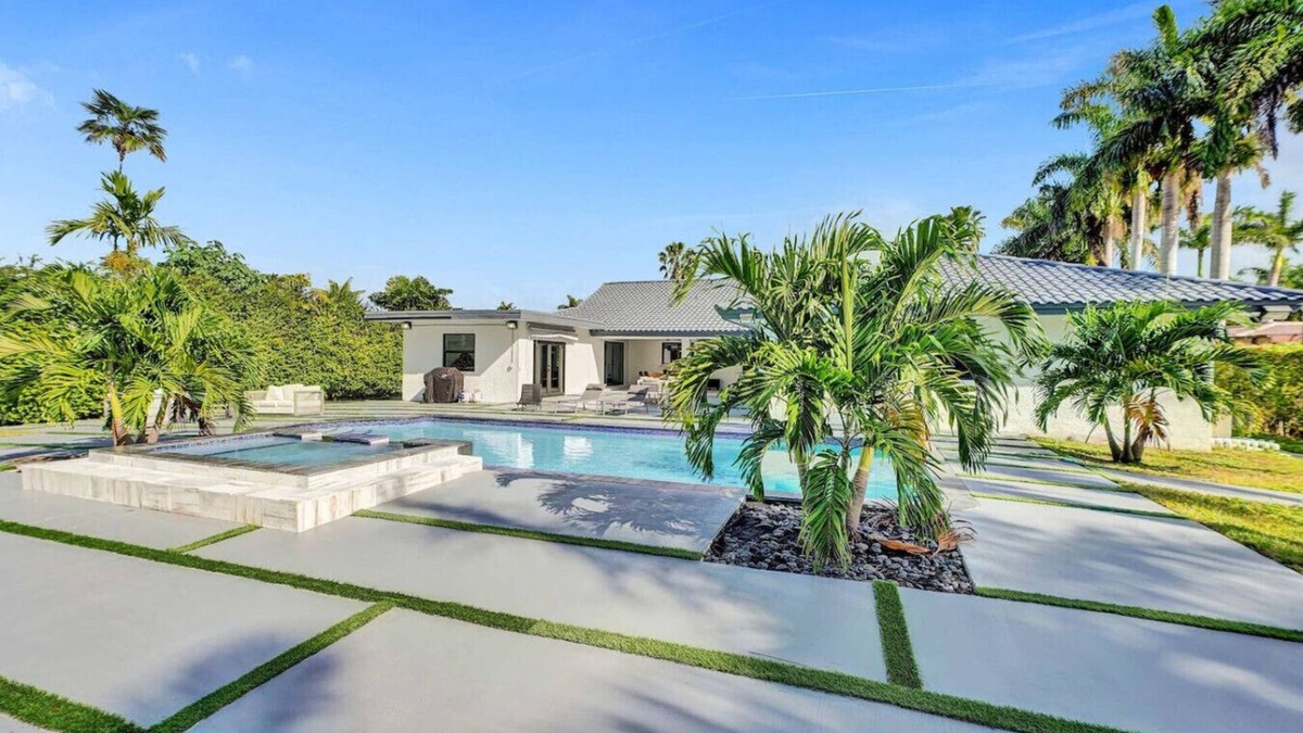 Kendale Lakes House | 6-Bedroom Home with/Pool/BBQ/Family Fun