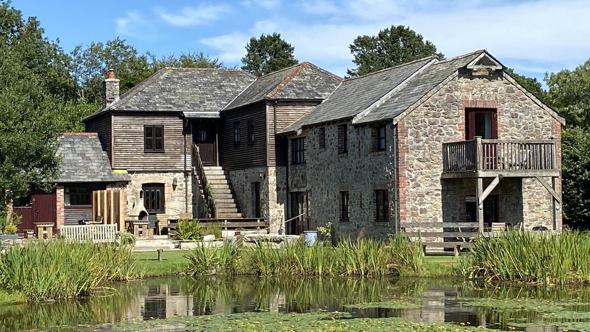 Callington Cottage | 6 bedroom Lakeside cottage with fishing, pool, hot tub games room & so much more