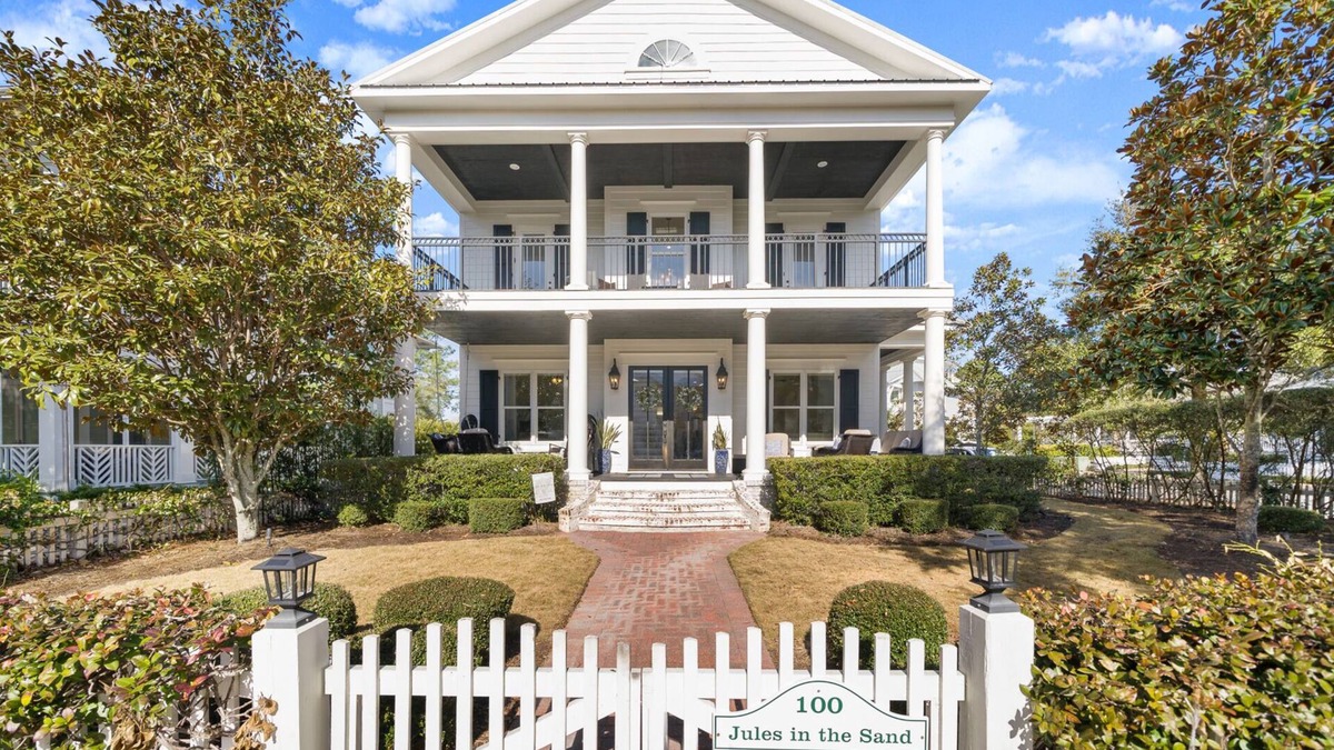 Sunnyside House | 6 Bedroom Luxury Home overlooking the Beautiful Esplanade in Carillon