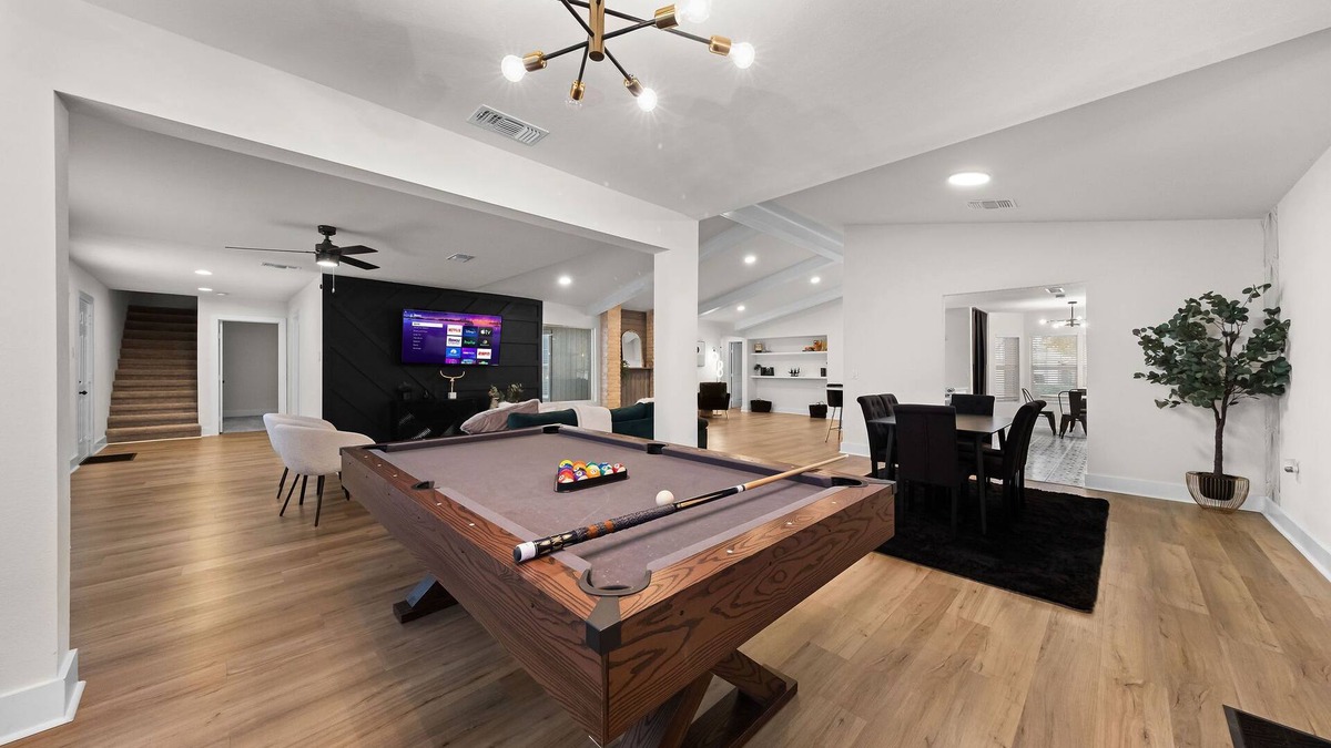 North San Antonio - SAT House | 6 Bedroom Modern Home near Riverwalk, AFB, and Airport with Parking
