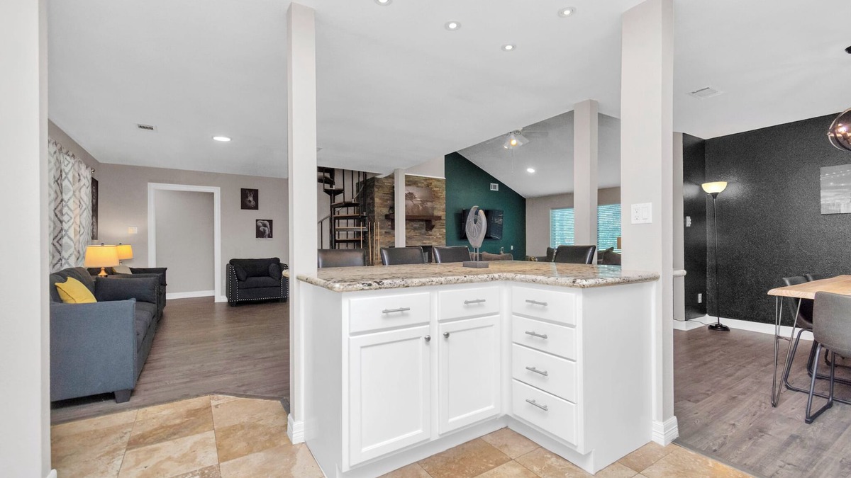 Kingwood House | 6-Bedroom Retreat, Pool & Spa: 25 Min Downtown GB