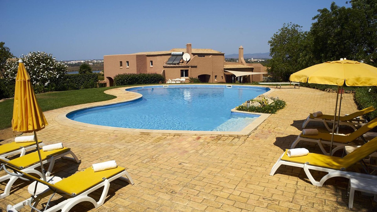 Montes de Alvor Villa | 6 bedroom villa set in 7 acres of garden with large pool and close to beach