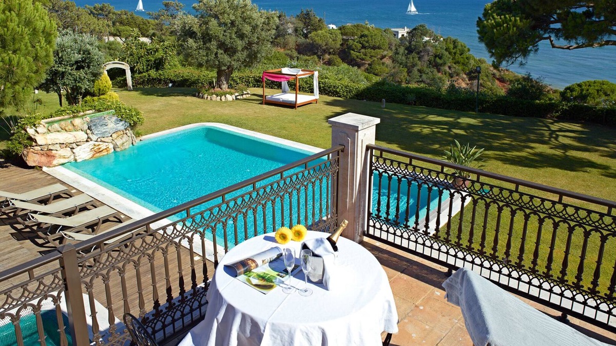 Oura Villa | 6 bedroom villa with sea view and 3 minutes from the beach