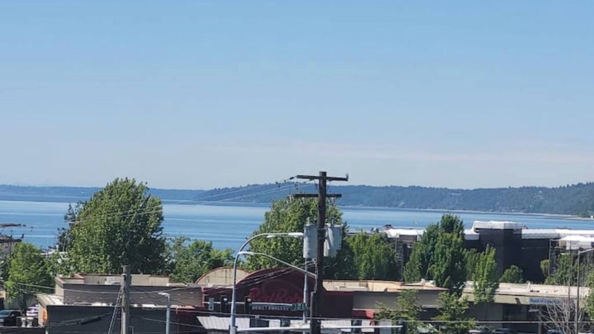 Des Moines Apartment | 6-Bedrooms Ocean View-Perfect for Groups & Family.