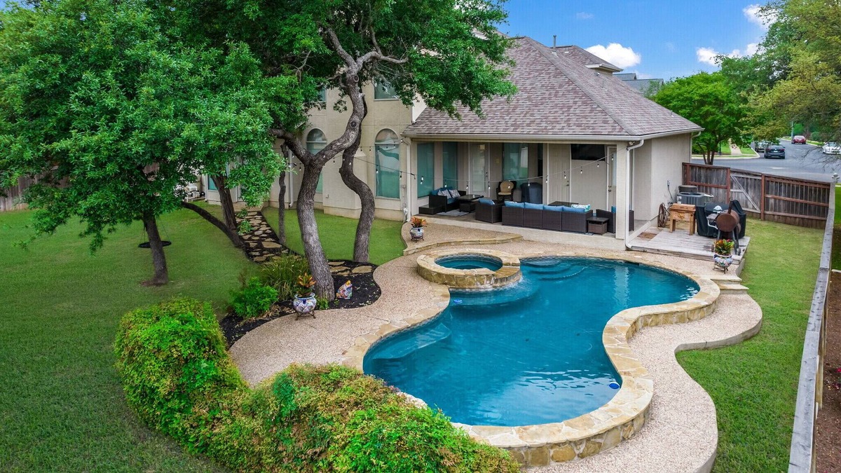 Sonoma Ranch House | 6 Bedrooms With a Pool and 4 baths!