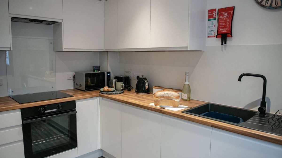 Peterborough Apartment | 6-beds Home in Hampton Vale | Contractors welcome