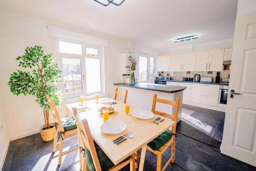 Pentwyn House | 6 Beds House with Free Parking, Garden & Fast WiFi