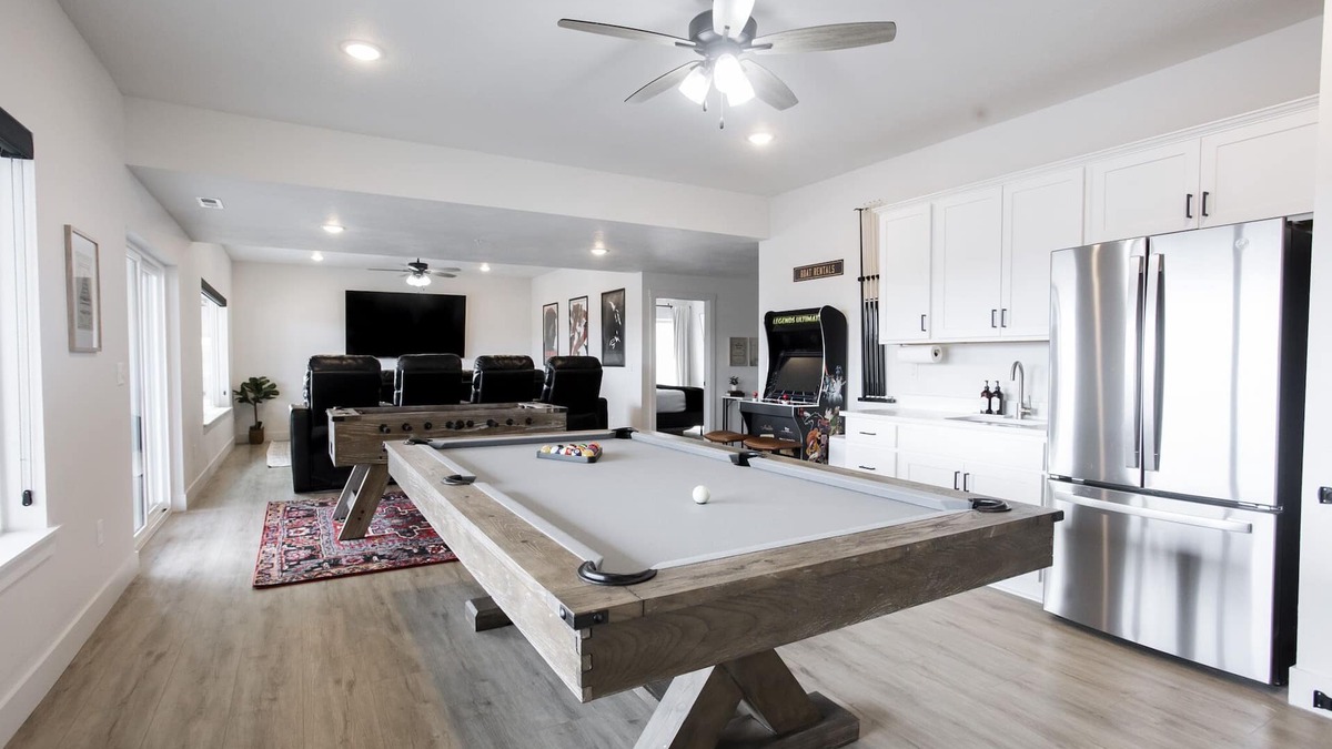 Indian Point House | 6 BR: 5 King Suites + BUNK ROOM! Indoor Community Pool, Game Room, Hot Tub +