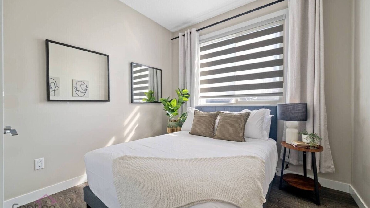 North Central Edmonton House | 6 BR | Sleep 12 | Stadium & Rogers | Yard | Garage