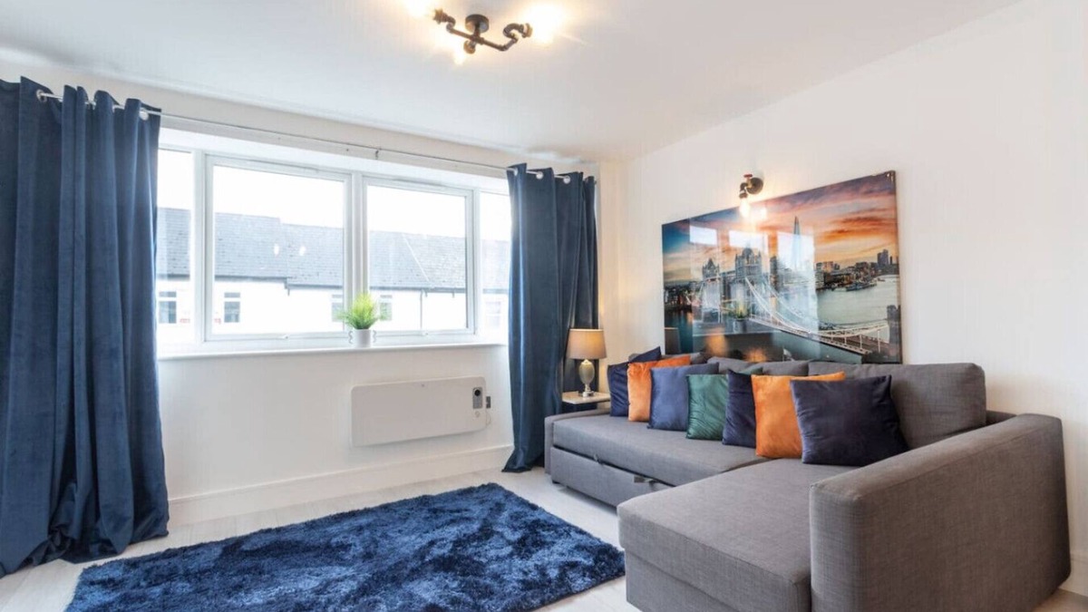 Swindon Apartment | 6 Comm Road Apps *Long Stay*Sleeps 2*1BR Apart