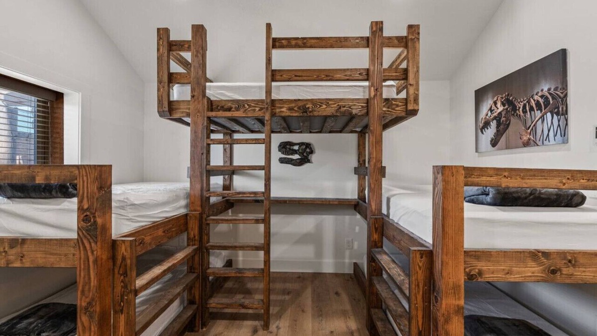 St. Charles Cabin | #6 Dinosaur Cabin! Newly Remodeled! AC! Sleeps 5!