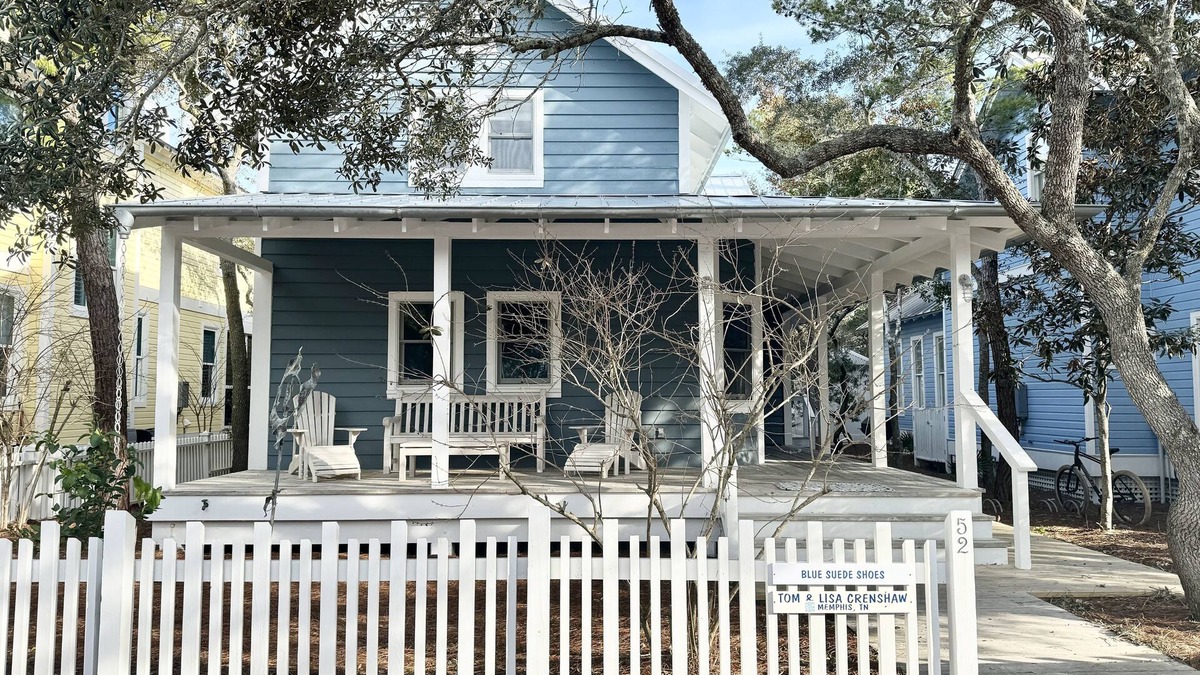 Seaside House | 6 Houses to Beach in Seaside, Screened Porch, Steps to Restaurants + 2 Bikes!
