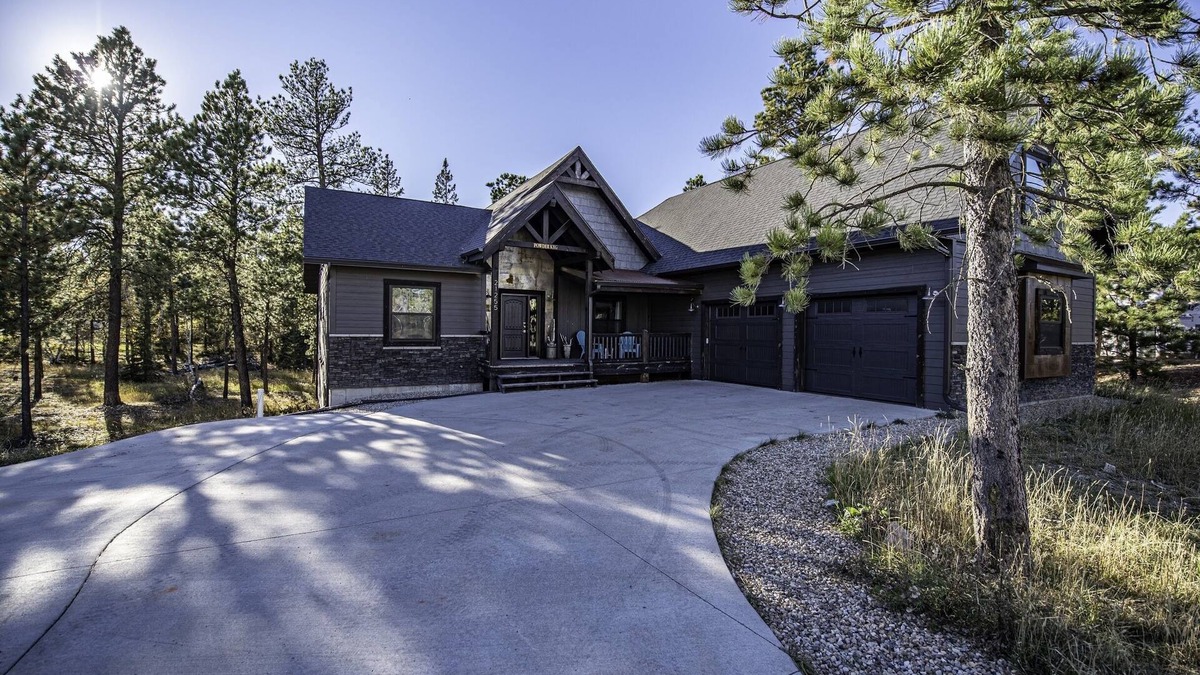 Deadwood House | 6 King Bedrooms, swim spa hot tub, paved roads, close to trails