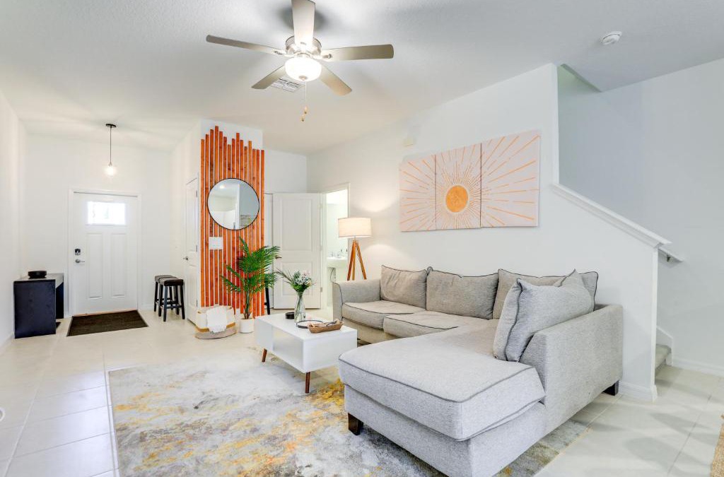 Ruskin House | 6 Mi to Apollo Beach Townhome with Pool Access!