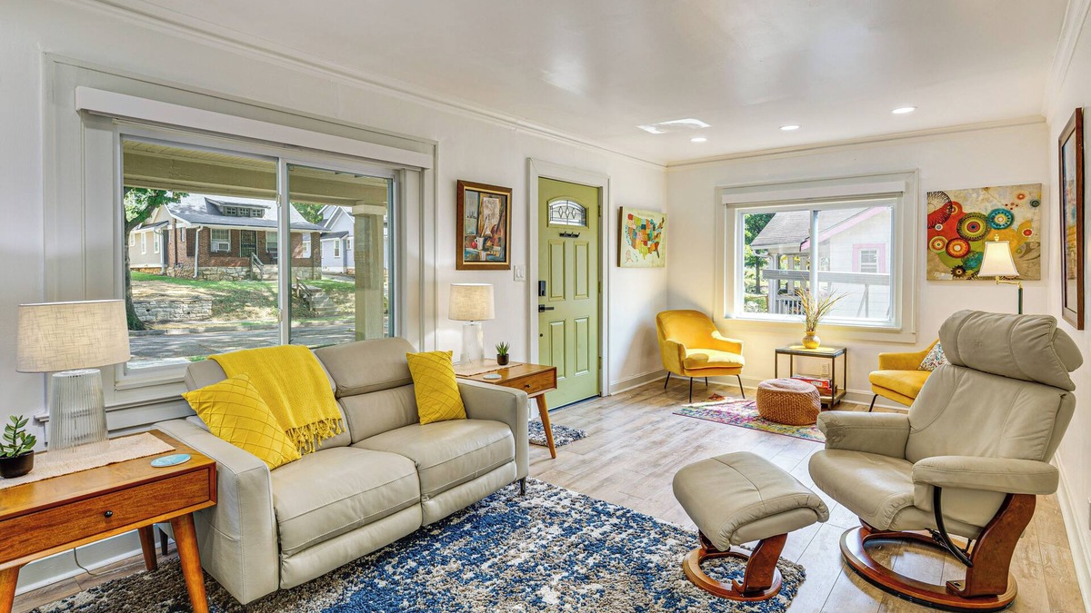 Kansas City House | 6 Mi to Arrowhead Stadium: Charming Home w/Porch!