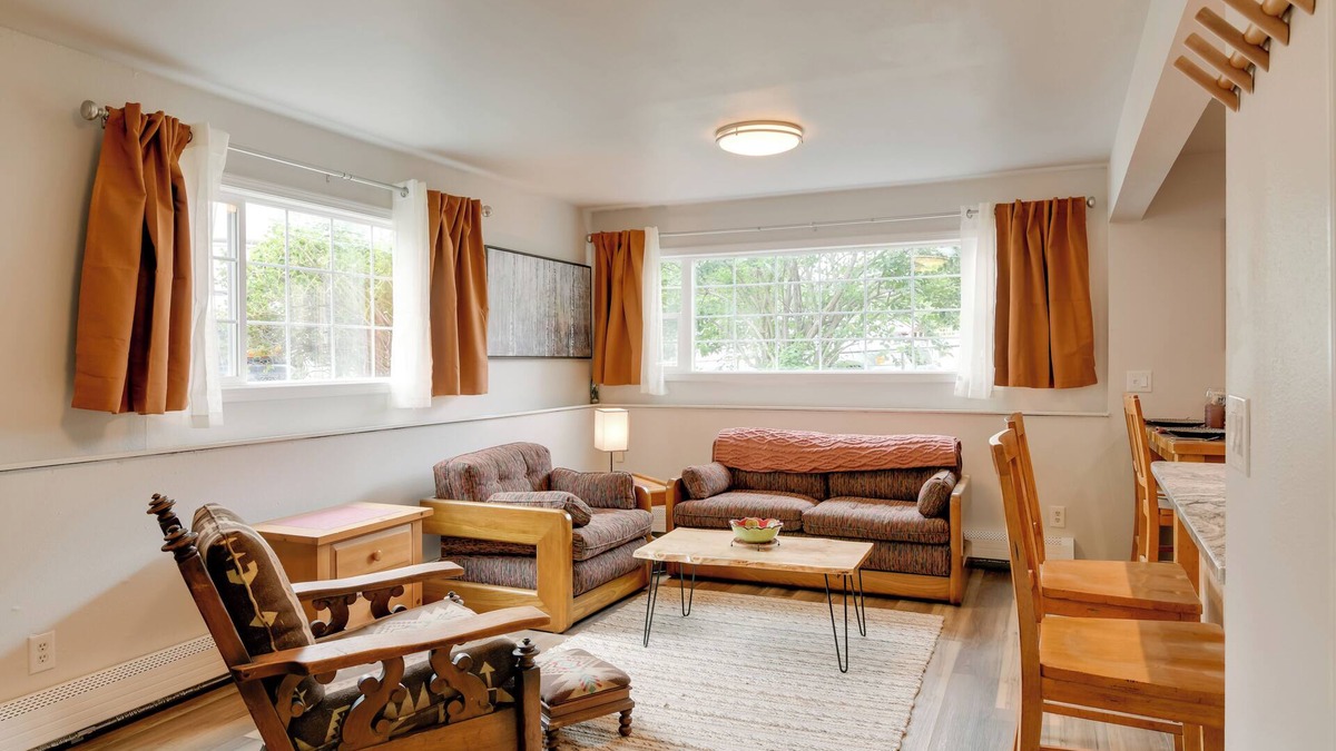 University Area Apartment | 6 Mi to Dtwn: Bright & Airy Anchorage Getaway!
