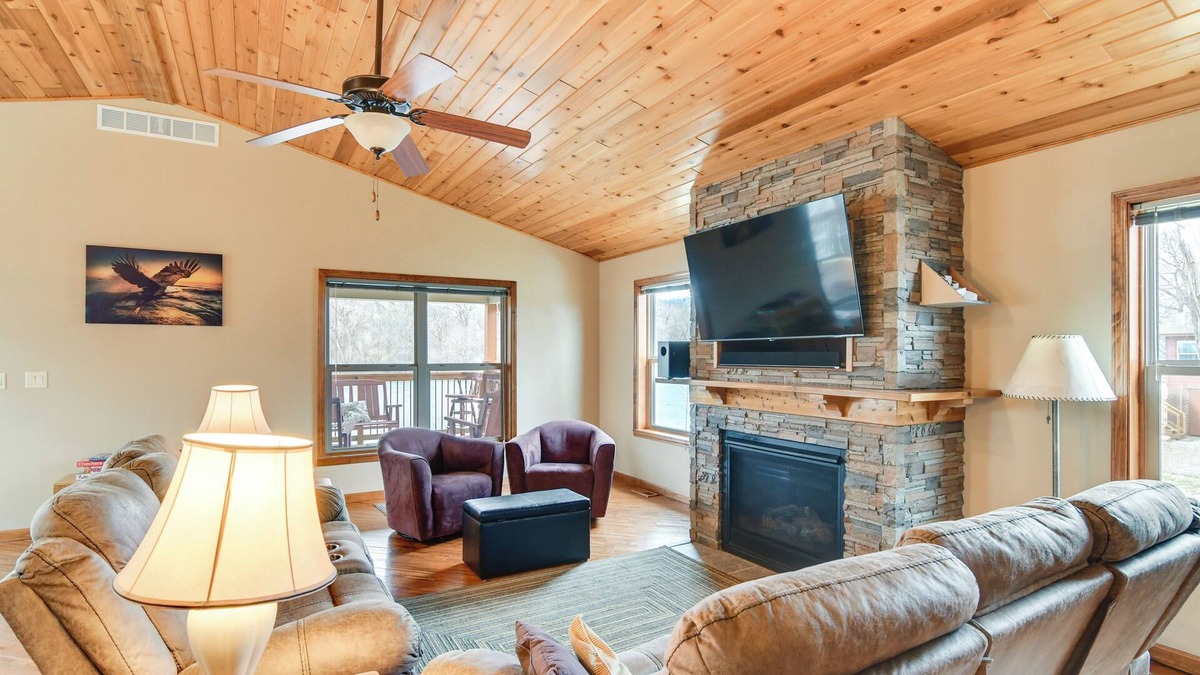 Pella Cabin | 6 Mi to Dtwn Pella: Riverfront Cabin w/Game Room!