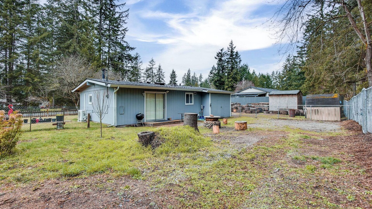 Auburn House | 6 Mi to Lake Meridian Park: Auburn Home w/Yard