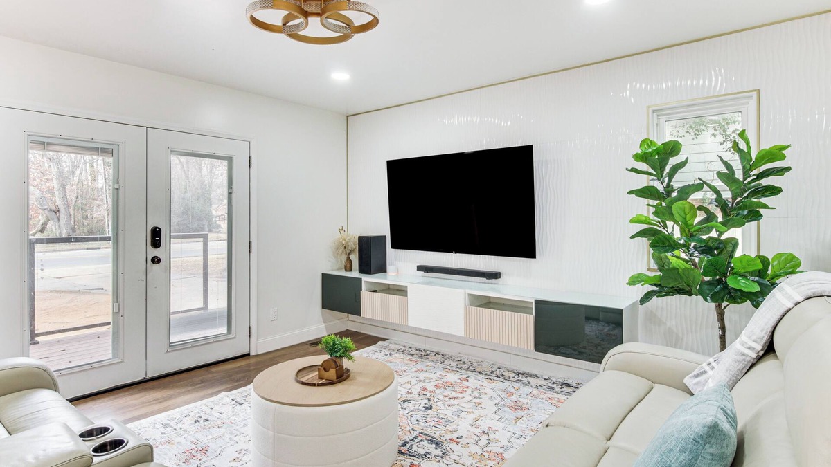 SouthPark House | 6 Mi to Spectrum Center: Spacious Getaway w/Deck