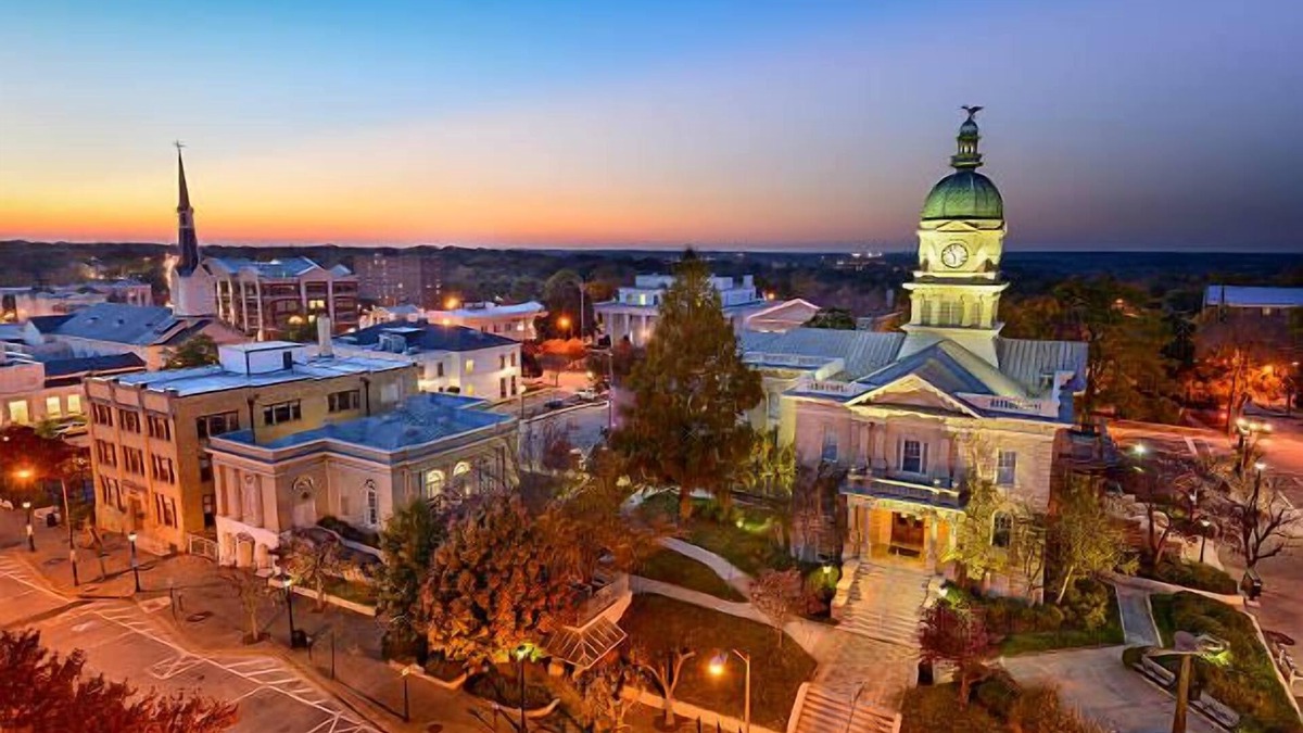 Athens House | 6 min to DT/UGA—Backyard + Pool—WIFI—BBQ—Indoor Fireplace