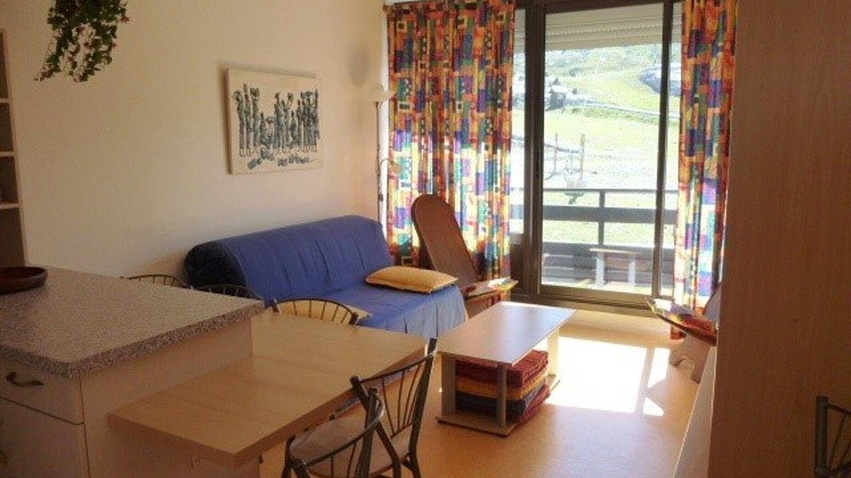 Arette Apartment | 6-person apartment with balcony, ski-in access, parking and ski locker
