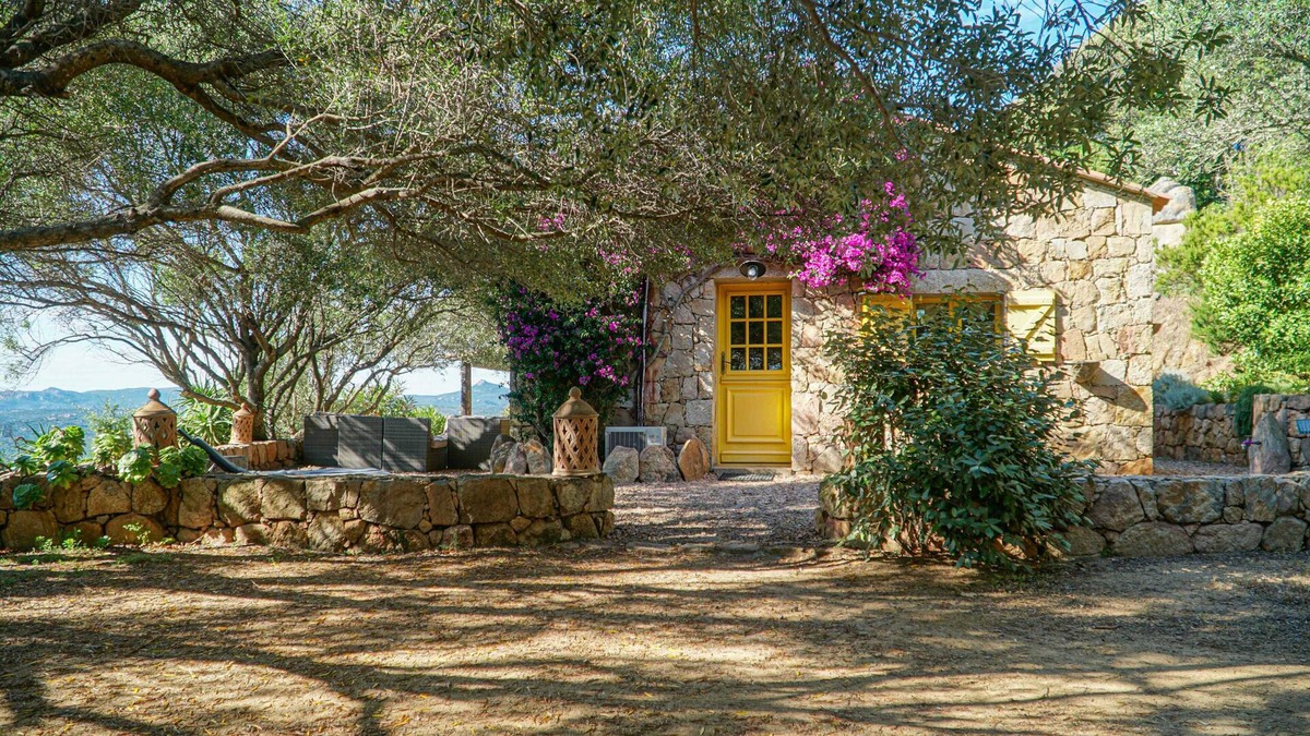 Sartene House | 6-person Bergerie with terrace, sea view & pool access.
