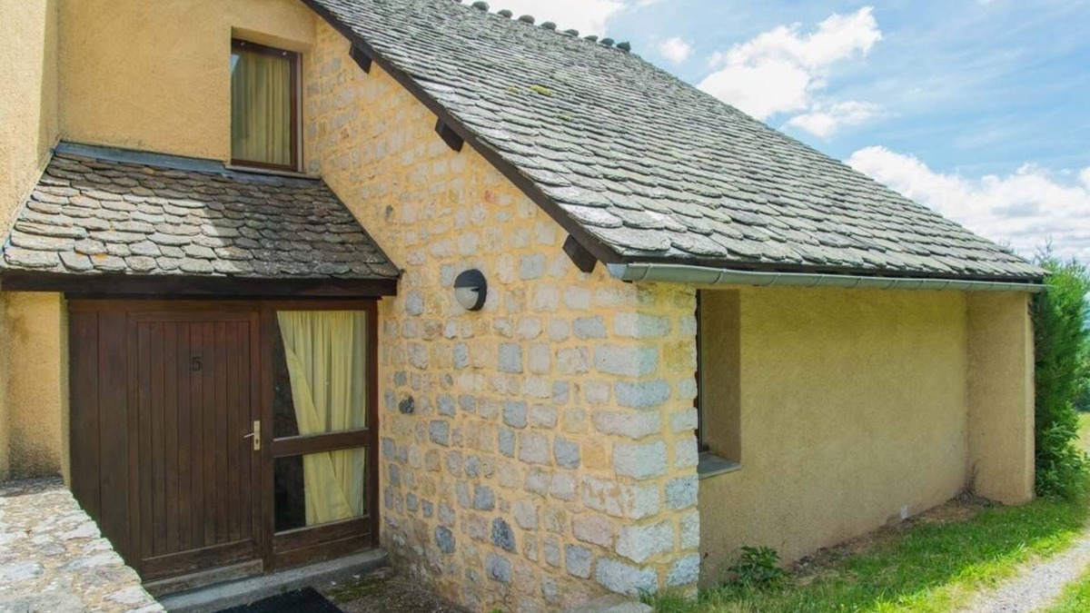 Saint-Leger-de-Peyre Resort | 6-person gîte in vacation village