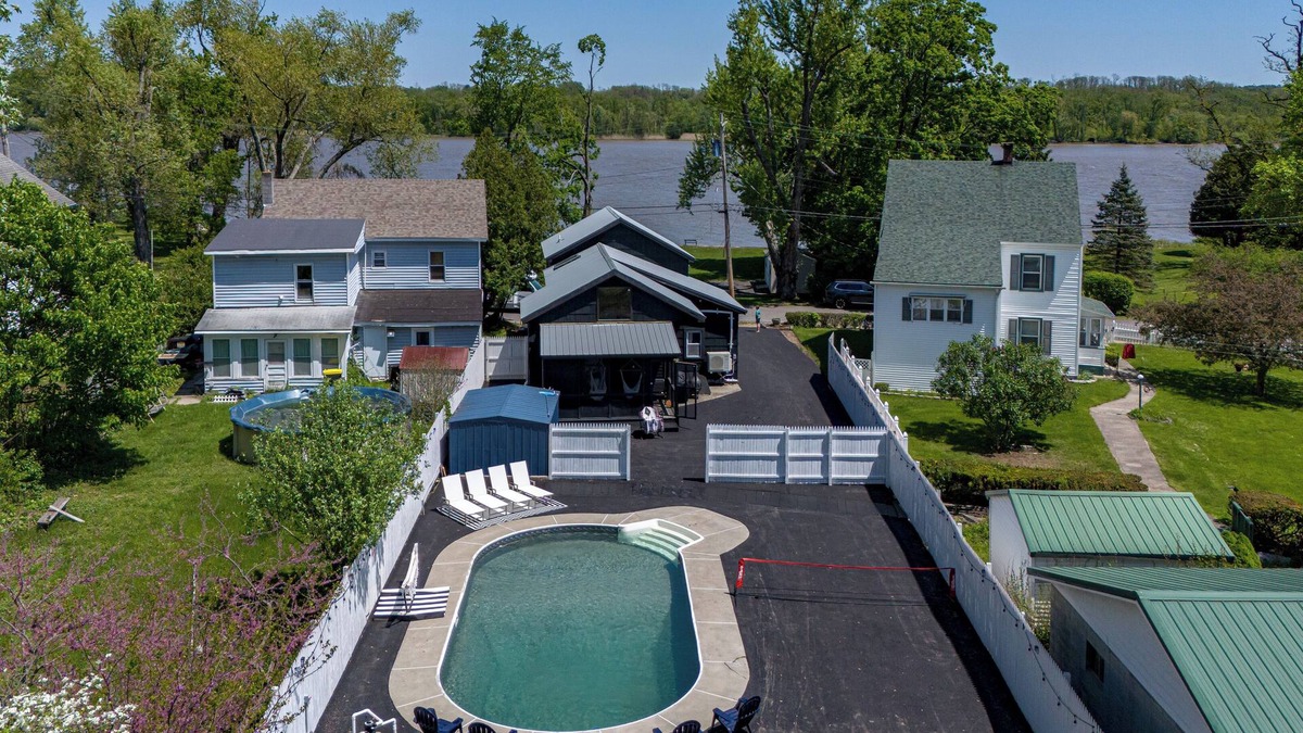 Coxsackie House | 6 person HOT TUB! New 1855 Riverfront Farmhouse with Pickleball & PS5!