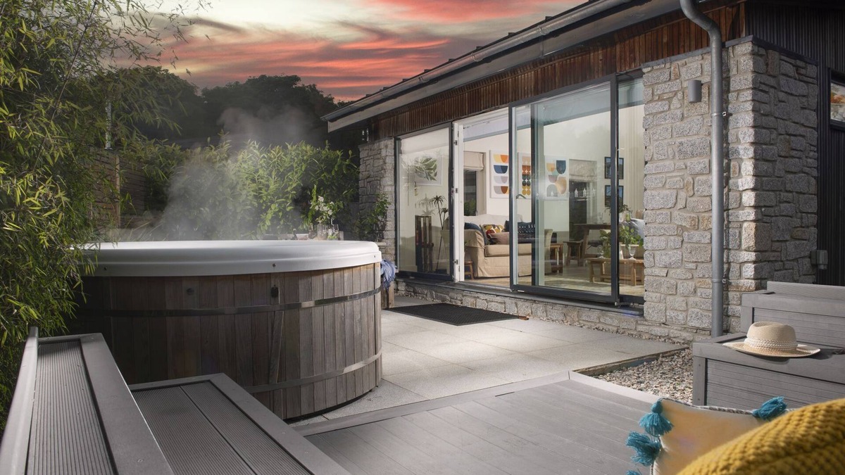 Hayle House | 6 The Dunes - a lodge that sleeps 5 guests in 2 bedrooms