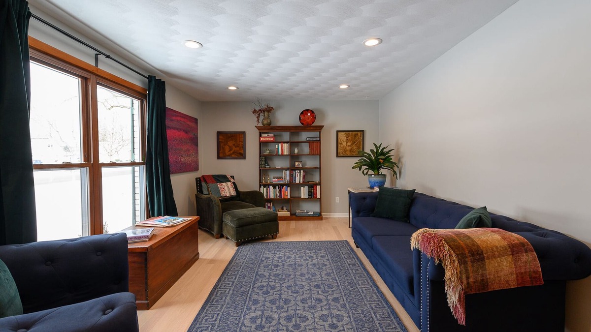 Carmel House | .6 Walk to Carmel Midtown. Quiet and secure neighborhood. Plus massage chair!