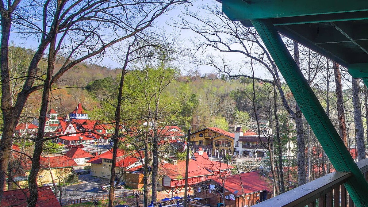Helen Cabin | 60 Second Walk to Downtown/Cozy n Cute/Romantic/Free Parking/Jacuzzi