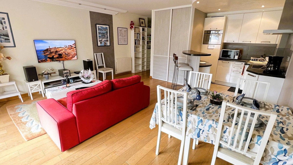 Perros-Guirec Apartment | 60 sq.m luxury apartment for 4-5 people, downtown and sea, near the beach, parking, WIFI Internet
